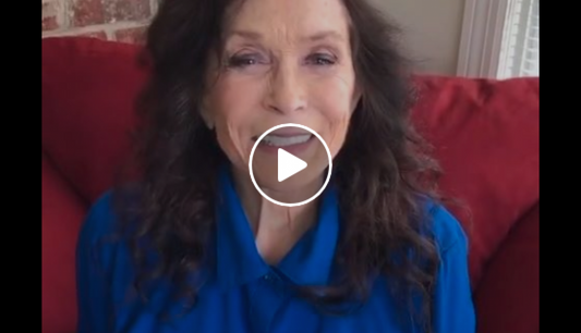 Loretta Lynn Claps Back at Deathbed Rumors: ‘I Ain’t Dead’ | PEOPLE.com