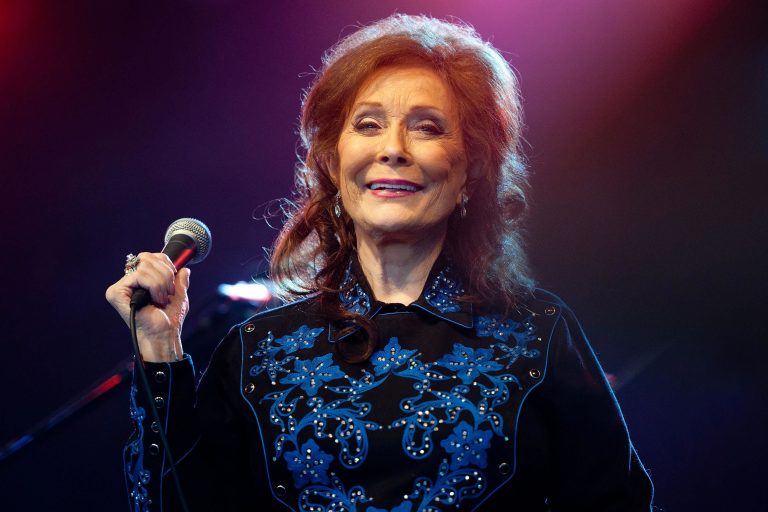 Loretta Lynn to Receive Inaugural ‘Legend’ Award at Billboard’s Women in Music 2015