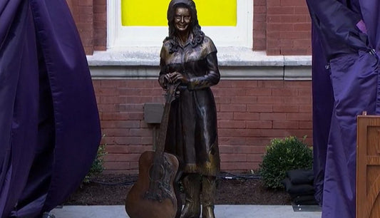 Loretta Lynn Statue Installed Outside Nashville’s Ryman Auditorium | Taste of Country